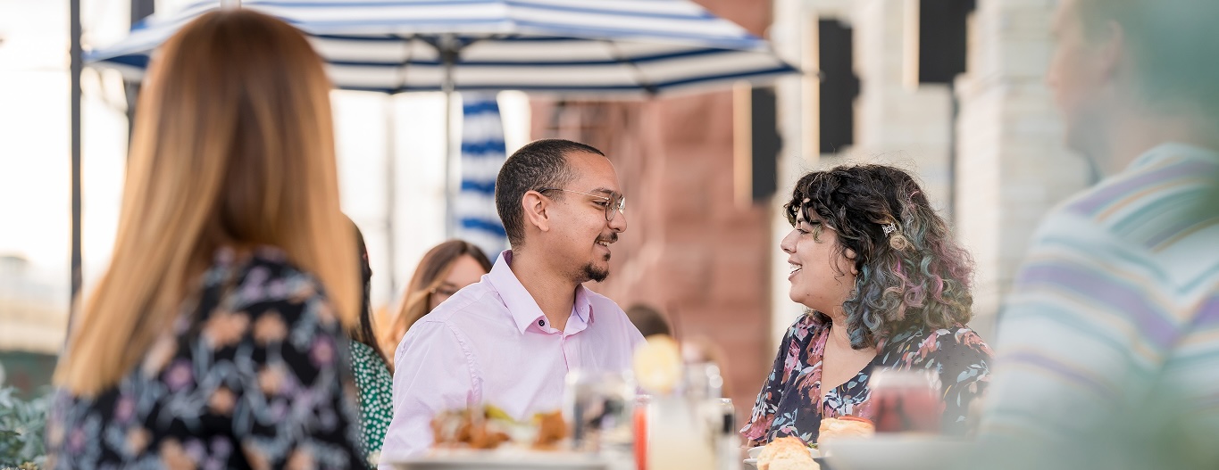 A couple dining in an outdoor restaurant.