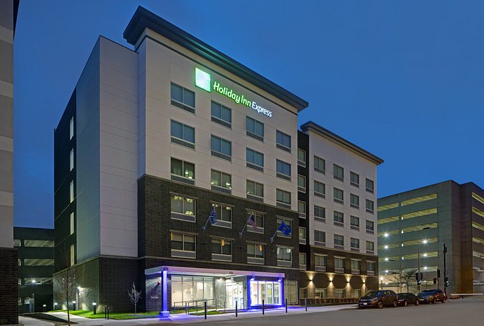 holidayinnexpress_mke Holiday Inn Express in downtown Milwaukee.