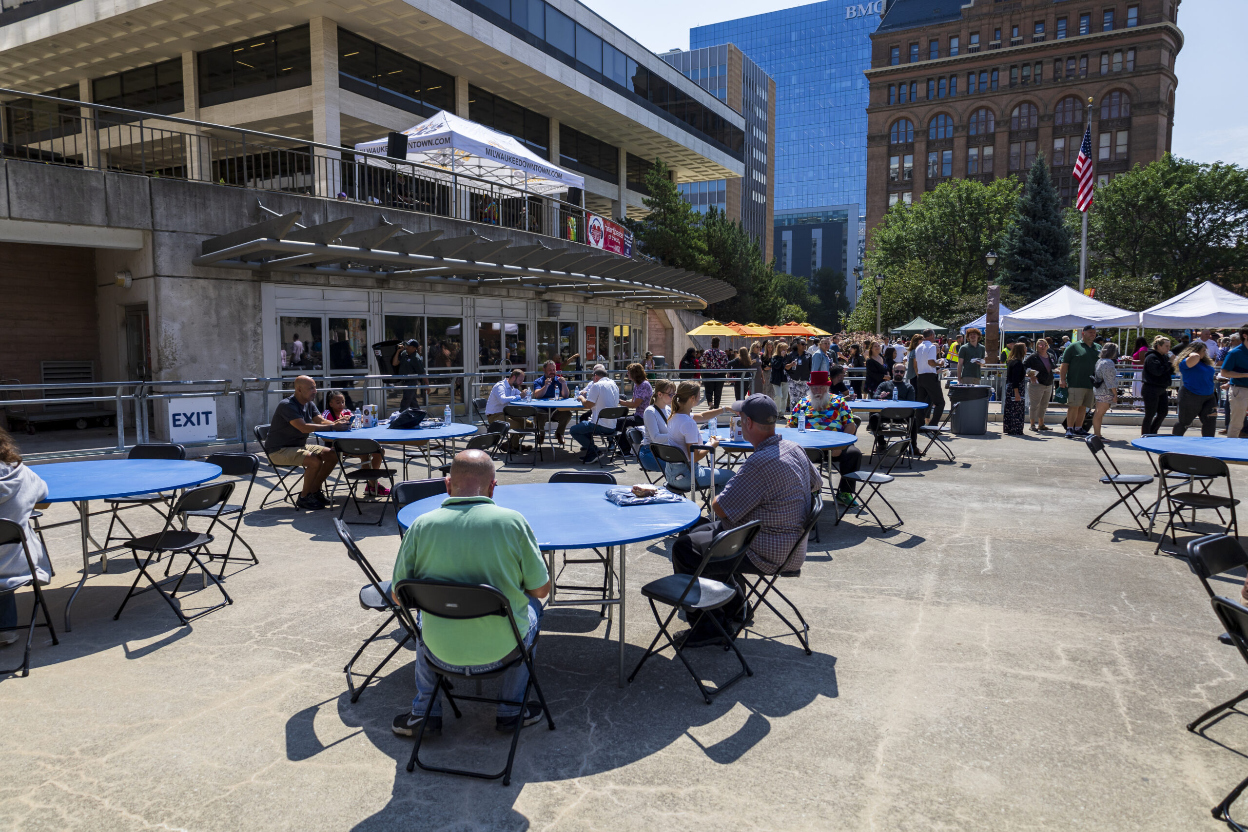 img_mdi_deaw24_Mon_crEricHalverson_116 downtown employees hanging out outside