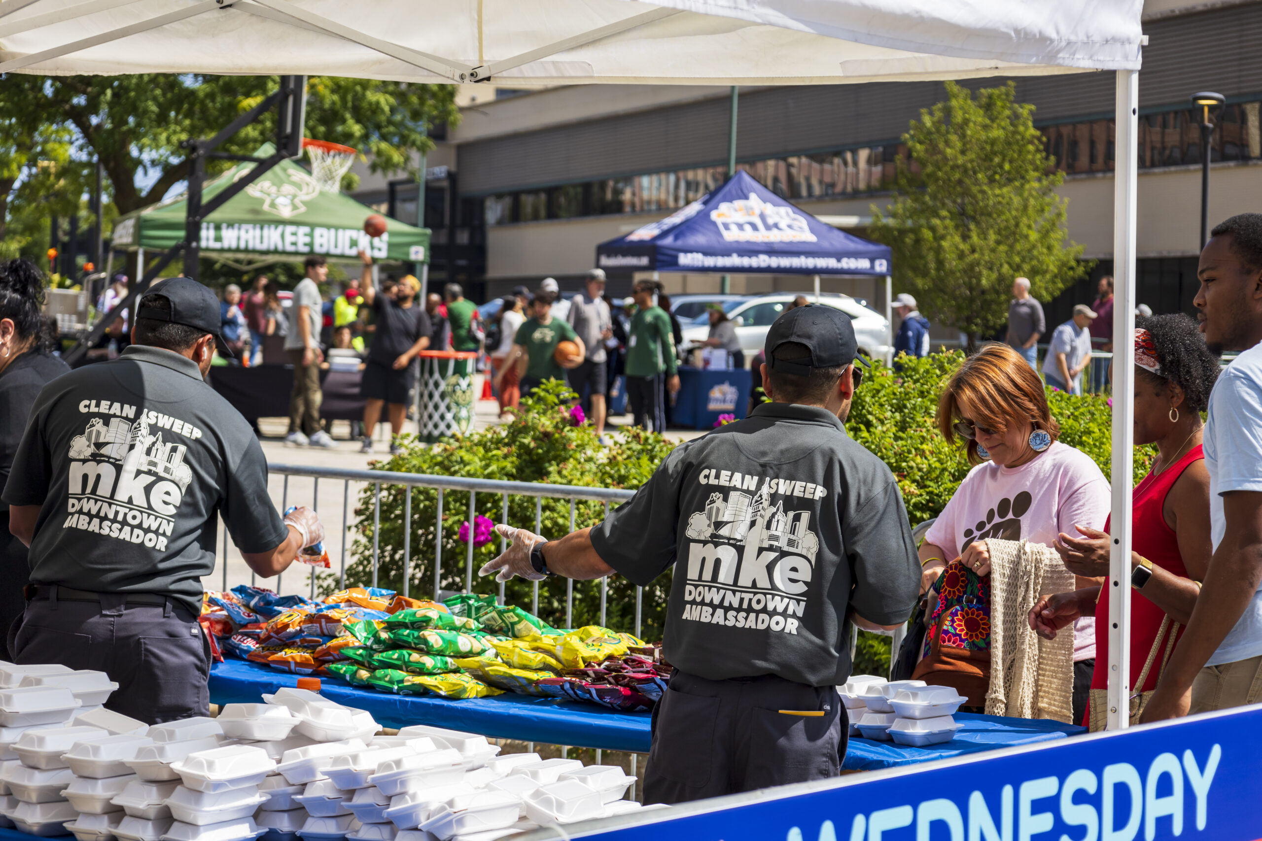 img_mdi_deaw24_Wed_crEricHalverson_020 MKE Bid 21 ambassadors handing out food