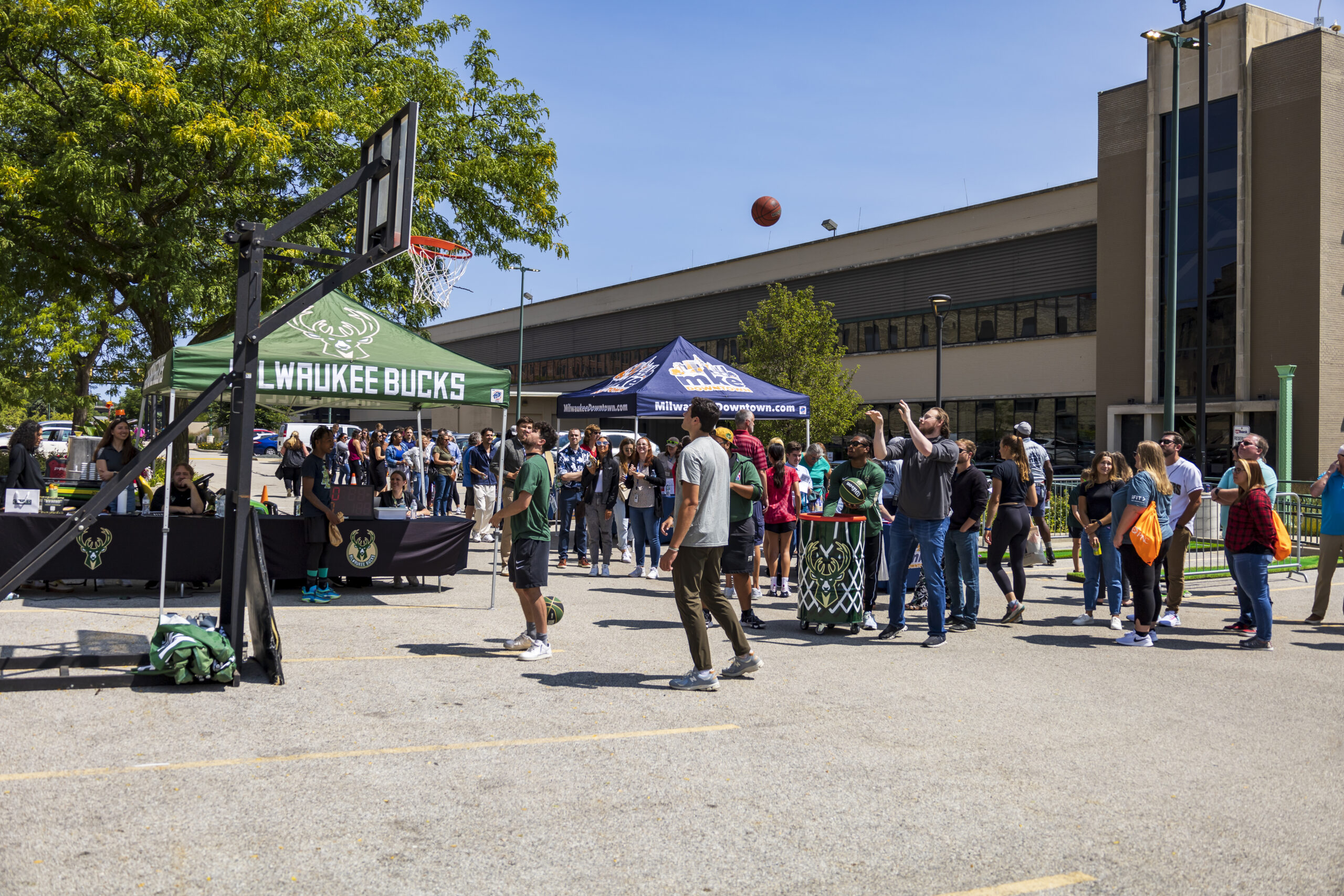 img_mdi_deaw24_Wed_crEricHalverson_218 shooting hoops outside at the Milwaukee Bucks tent set-up