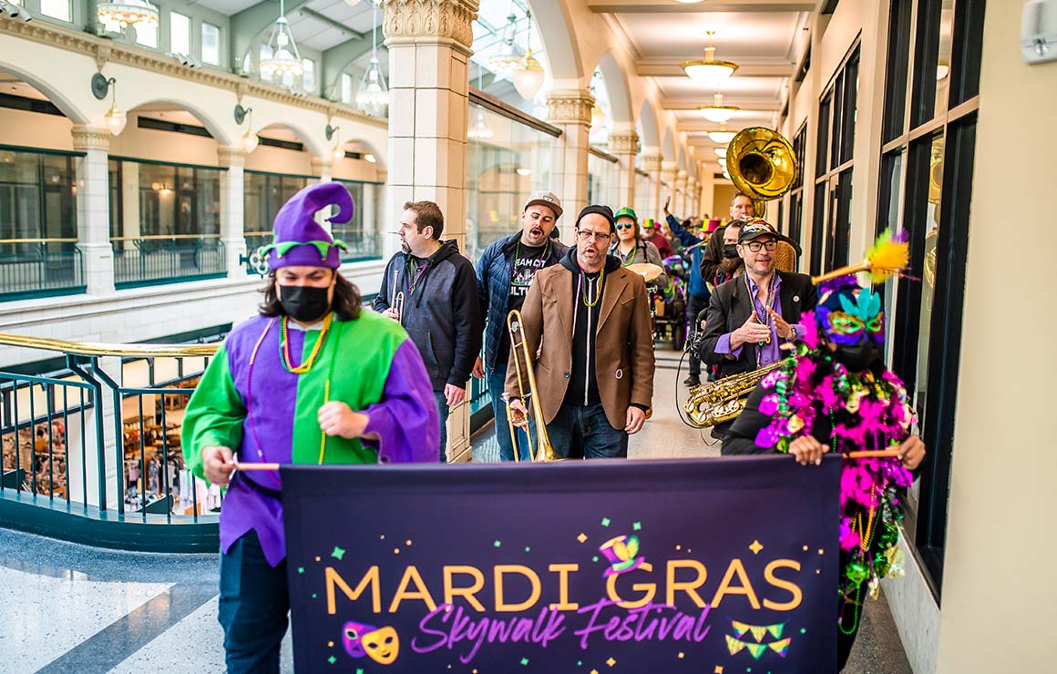 mardigras_web1 A group of Public Service Ambassadors lead a Mardi Gras parade.