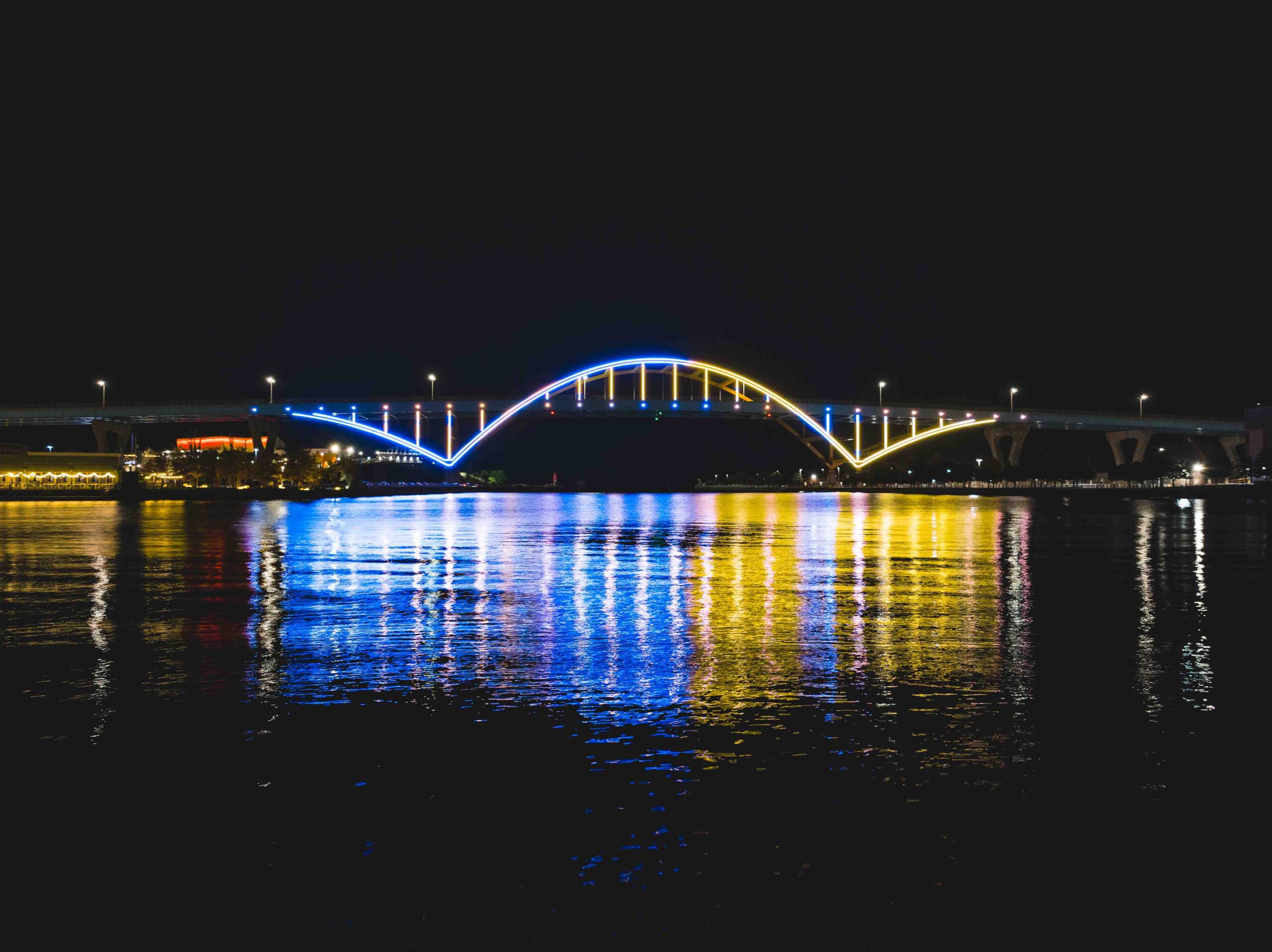 landmarklighting hoan bridge yellow and blue lights
