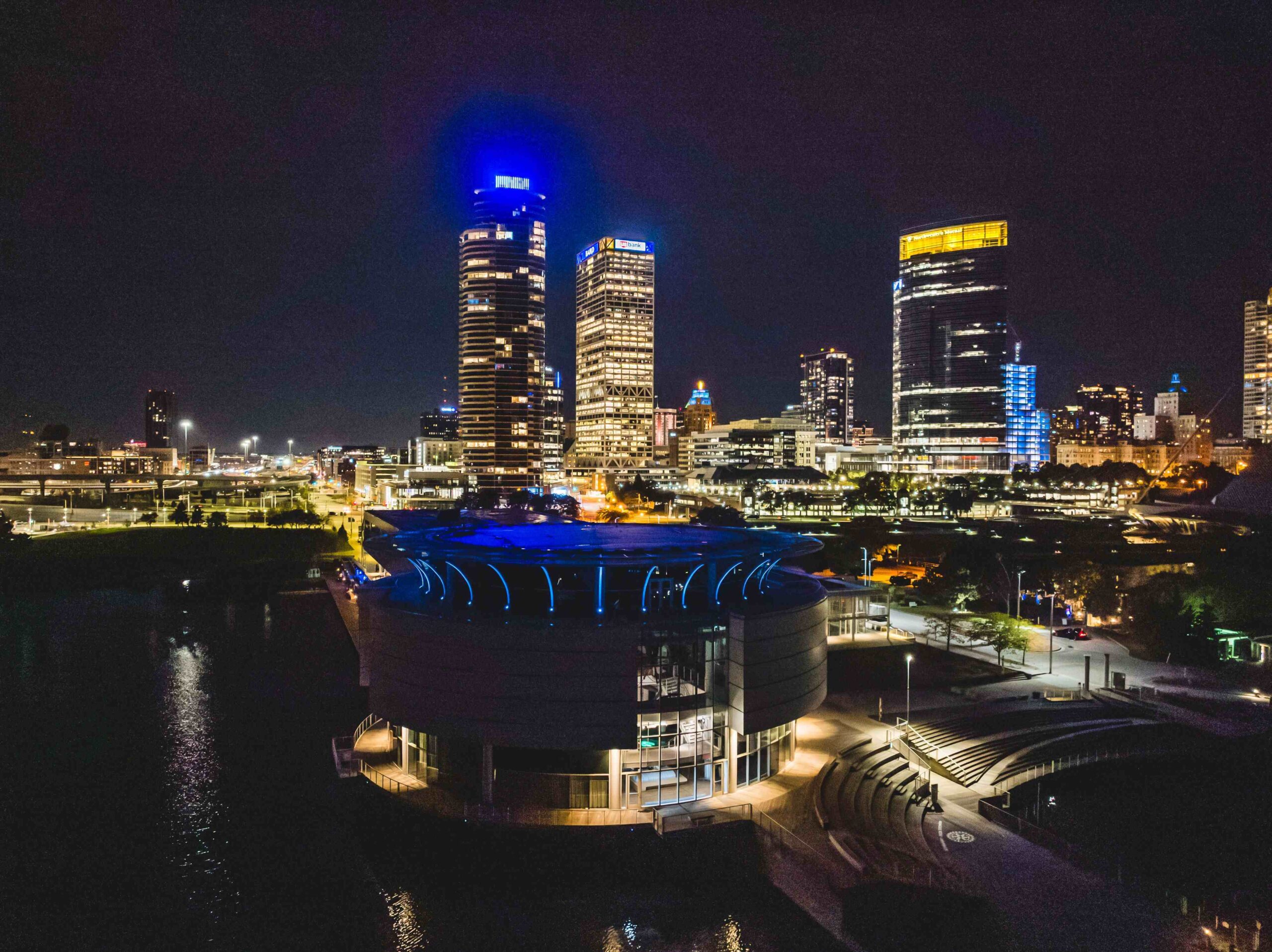 landmarklighting2 landmark lighting milwaukee blue and yellow