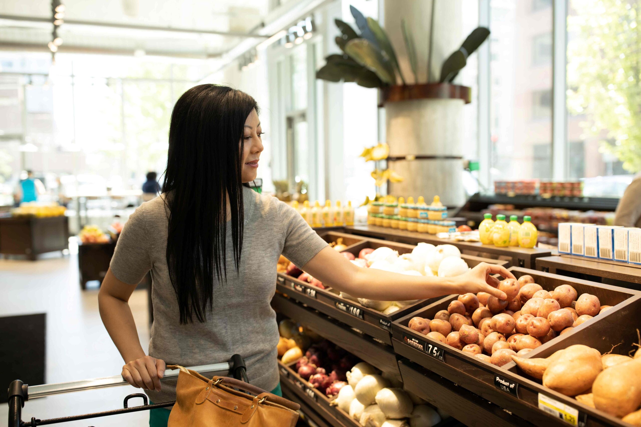 woman shopping for groceries downtown milwaukee